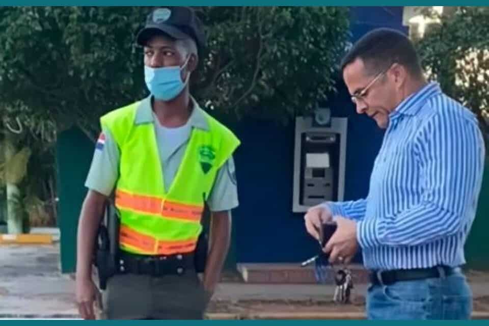 En diciembre del 2020, el general del Ejército José Manuel Frías Rodríguez se estacionó mal en una calle del Distrito Nacional y, en vez de mostrar sumisión a la ley, increpó a los agentes de la Digesett porque no se pusieron "en atención" después de él mostrar su tarjeta en donde se identificaba con su alto rango militar.