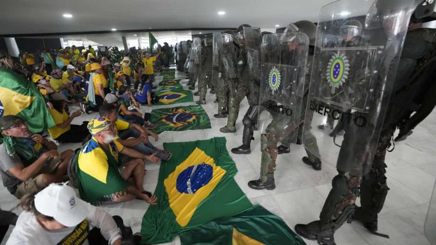 Simpatizantes de Bolsonaro que allanaron oficinas gubernamentales son sometidos a juicio