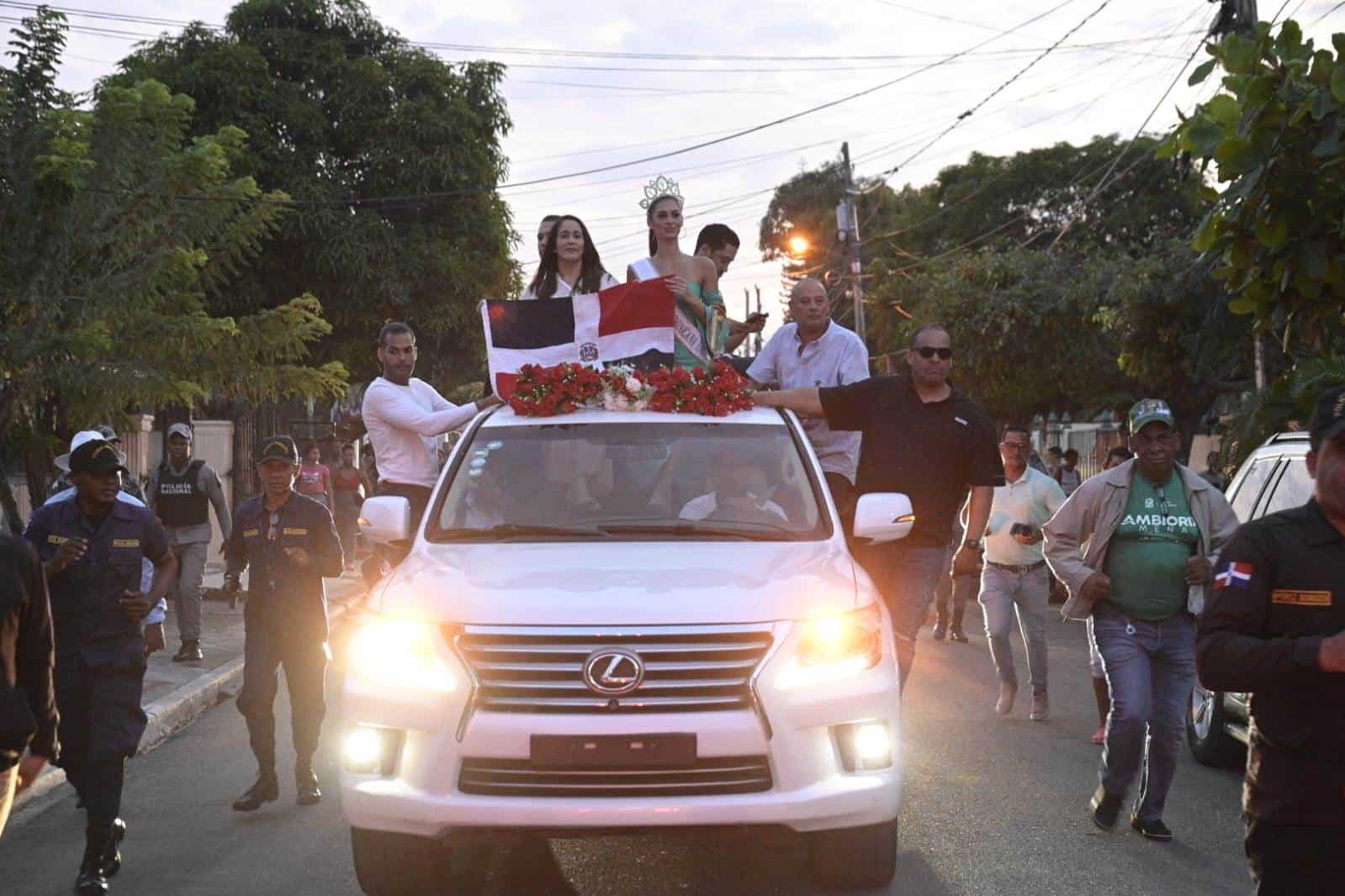 La reina recorre los barrios principales del pueblo de Cotuí.