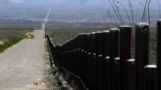 Jefe policial de un condado de Arizona pide ayuda para lidiar con las llegadas de migrantes