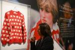 Suéter de ovejas de la princesa Diana vendido por 1.1 millones de dólares en subasta Suéter de ovejas de la princesa Diana vendido por 1.1 millones de dólares en subasta