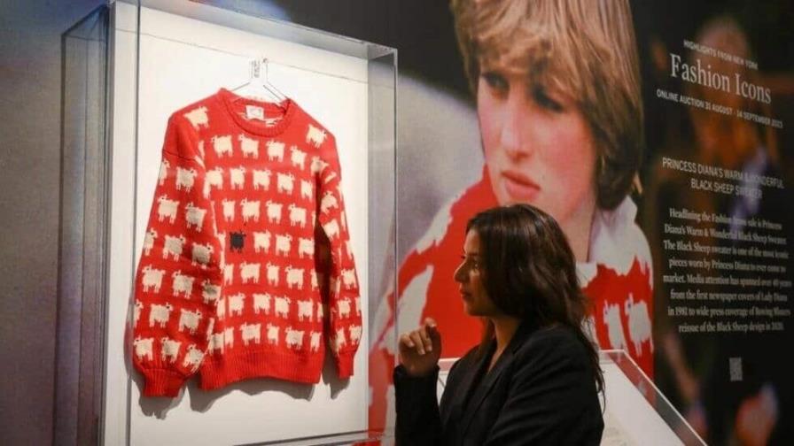 Suéter de ovejas de la princesa Diana vendido por 1.1 millones de dólares en subasta Suéter de ovejas de la princesa Diana vendido por 1.1 millones de dólares en subasta