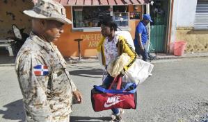 En fotos: Retorno voluntario de haitianos y vigilancia en puerto de Manzanillo marcan el día en la frontera con Haití