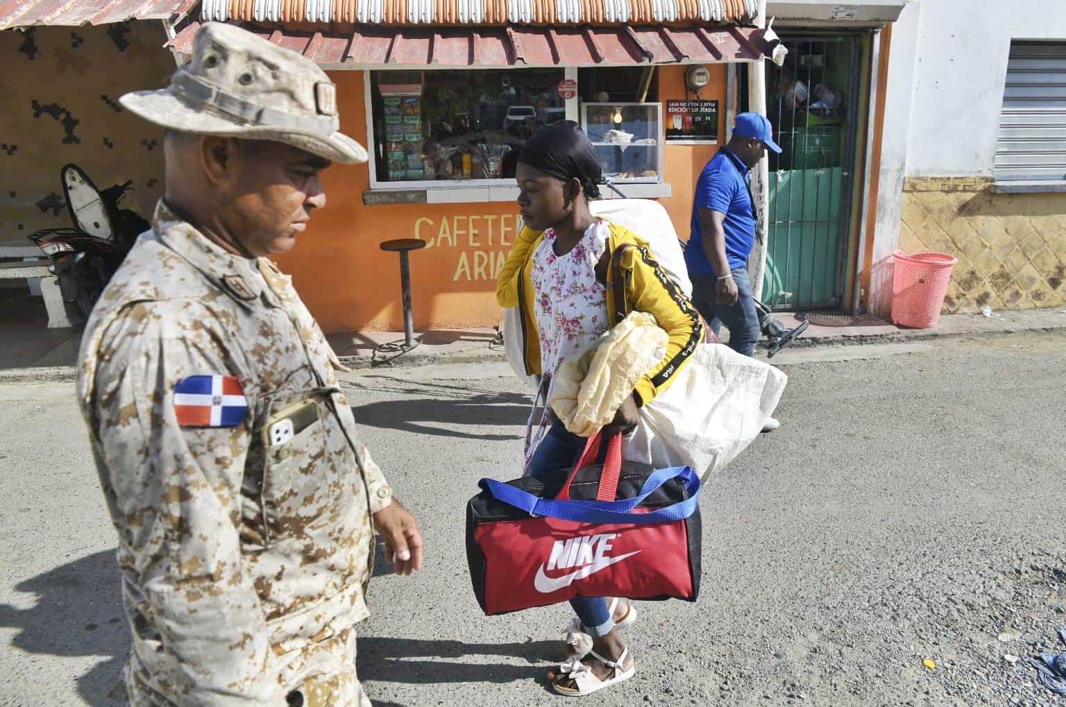 En fotos: Retorno voluntario de haitianos y vigilancia en puerto de Manzanillo marcan el día en la frontera con Haití