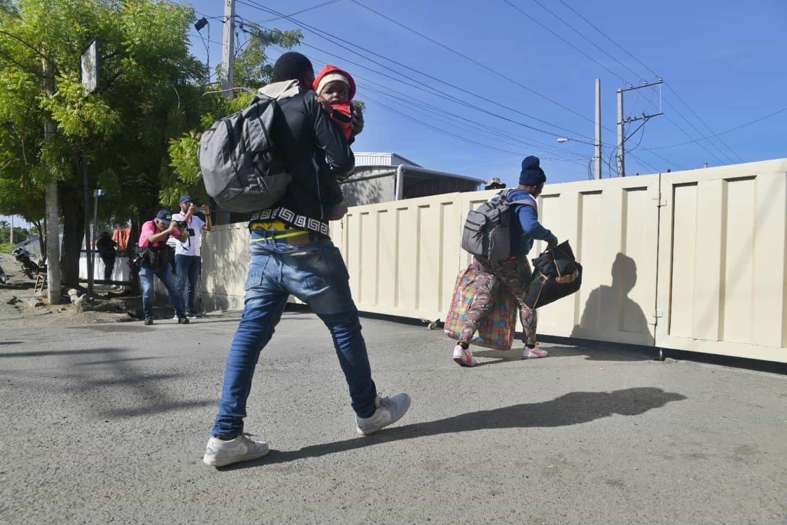 El presidente Luis Abinader advirtió que el cierre de la frontera con Haití será total, si a partir de hoy jueves los haitianos que construyen un canal en el río Masacre no detienen la obra.