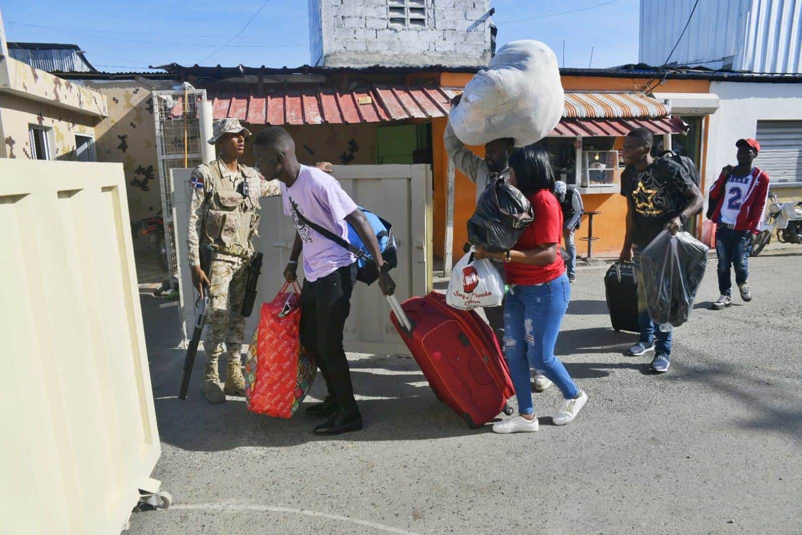 Equipaje y mercancías son transportados por los ciudadanos haitianos por el cruce fronterizo de Dajabón.