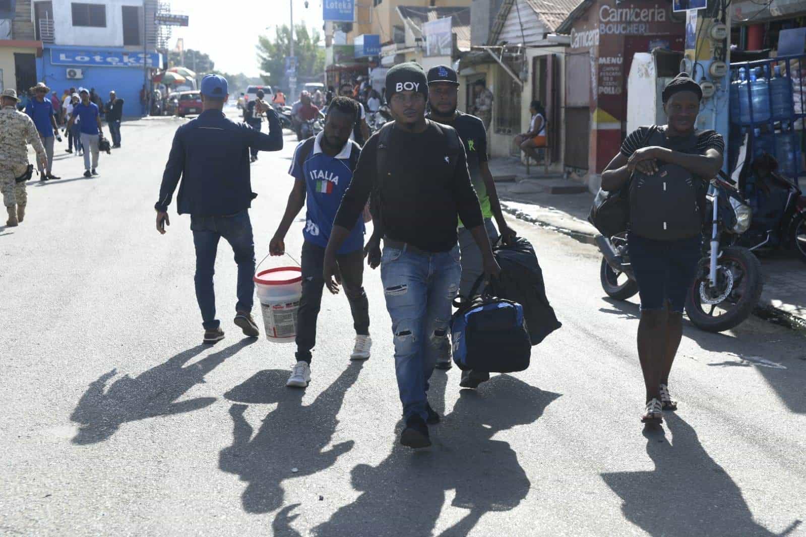 Desde tempranas horas de este jueves, decenas de ciudadanos haitianos atraviesan las puertas de la frontera dominico-haitiana en Dajabón para retornar de forma voluntaria hacia Haití