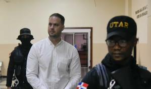 Cubano que golpeó agente dice fue agredido frente a dos policías