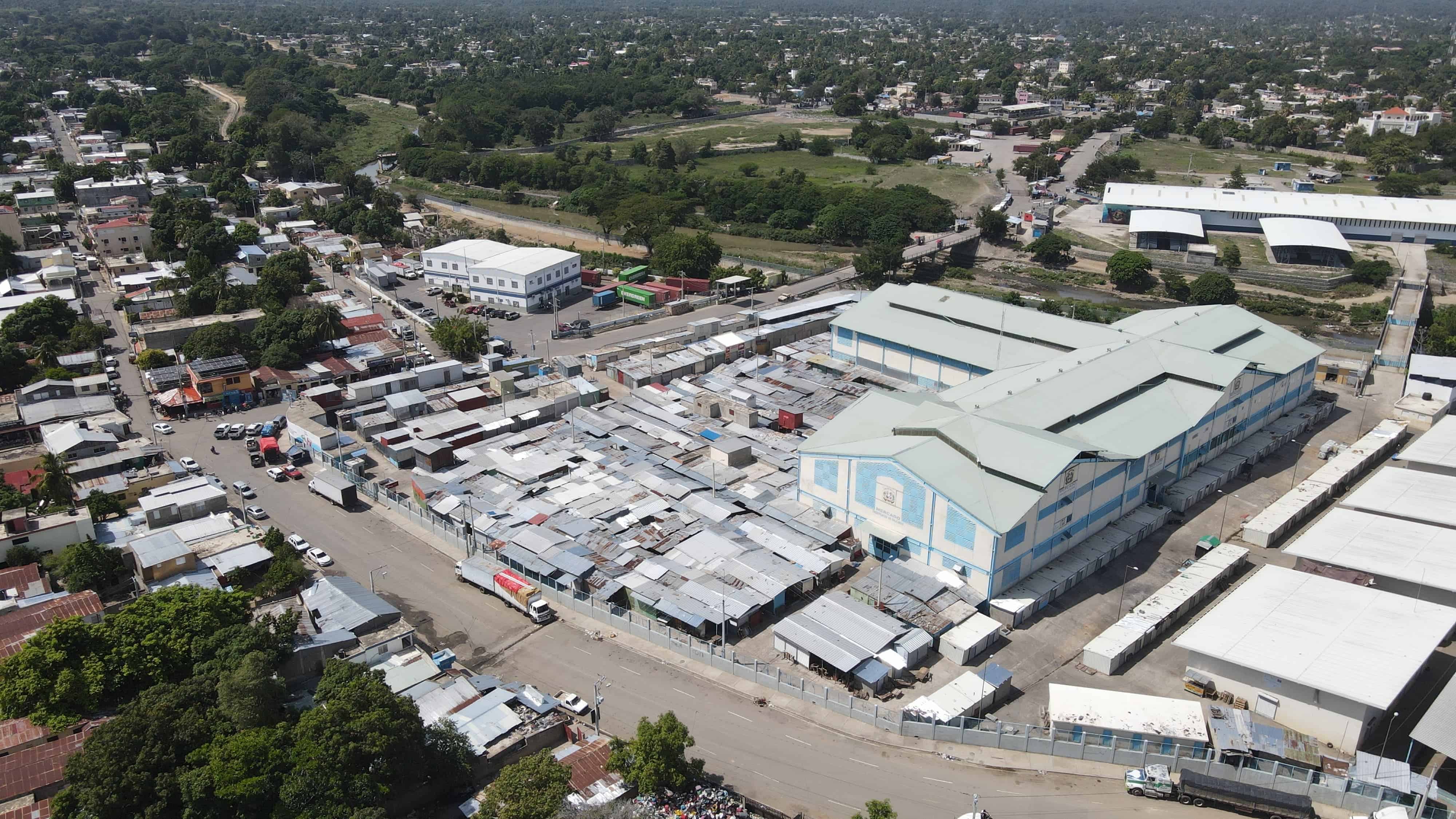 Así está el ambiente en el Mercado Binacional que suele estar abarrotado de nacionales haitianos que cruzan la frontera para adquirir mercancías que llevan de regreso a su país.