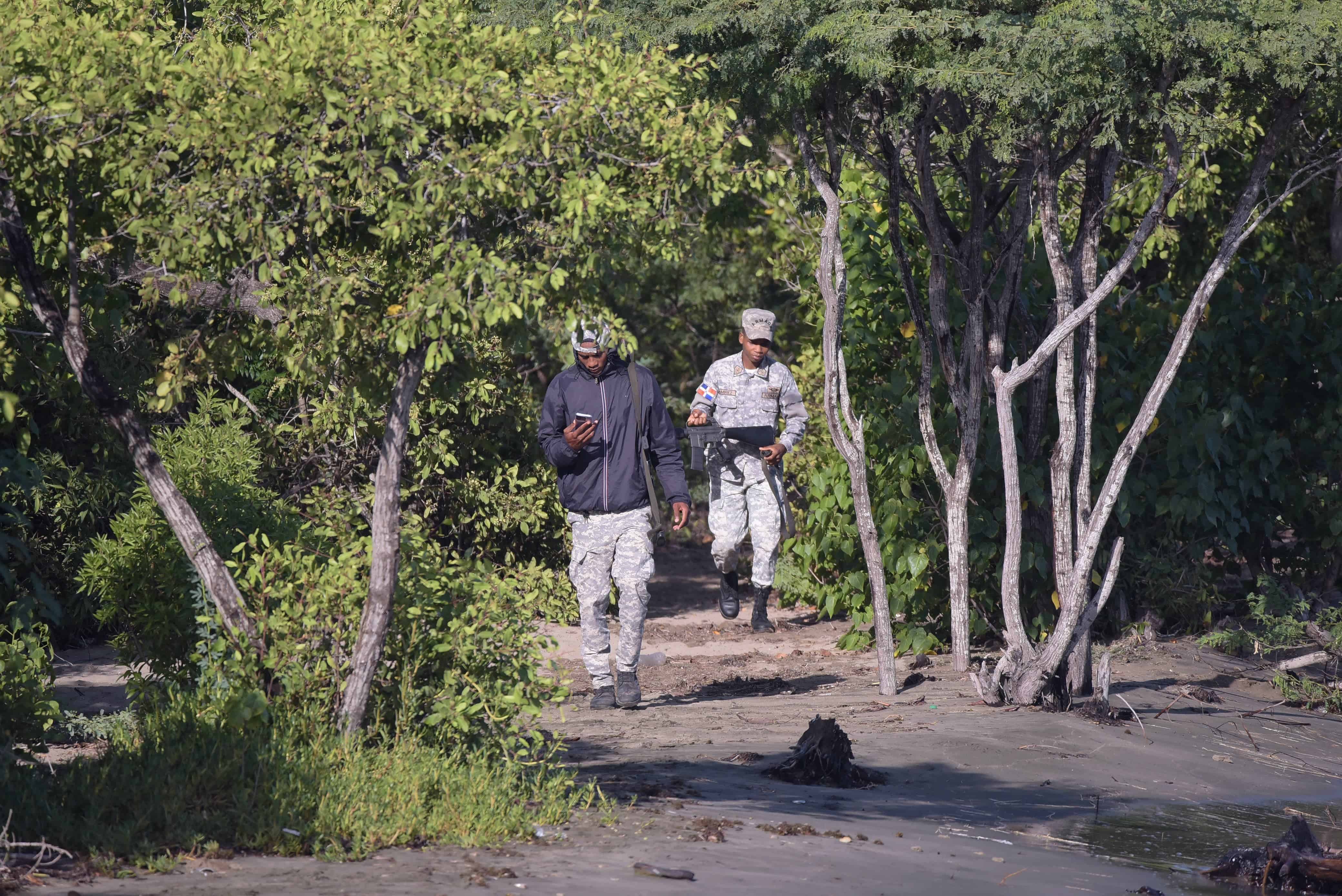 Vista de militares mientras vigilan la desembocadura del río Masacre en Manzanillo, Montecristi, este jueves 14 de septiembre del 2023.