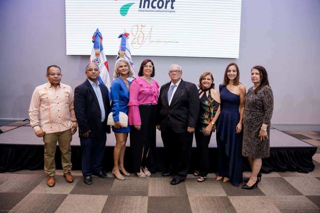 Comunicadores y cronistas sociales que se unieron a la celebración del 25 aniversario del INCORT junto al director del Incort, doctor Fernando Morales Billini.