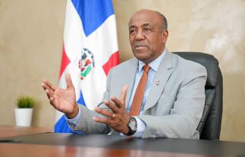 Ministro de Energía y Minas llama a la población a moderar el consumo de energía Ministro de Energía y Minas llama a la población a moderar el consumo de energía