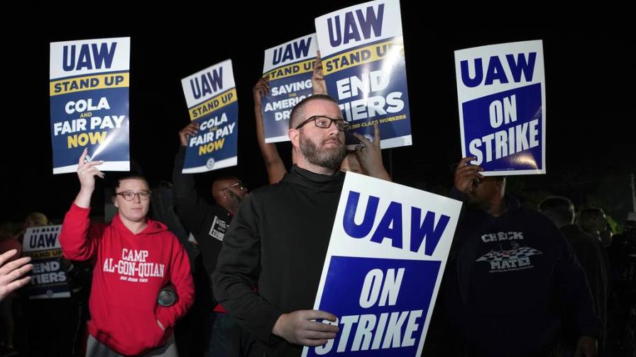 Histórica huelga en tres grandes fábricas de autos amenaza economía de EE.UU.