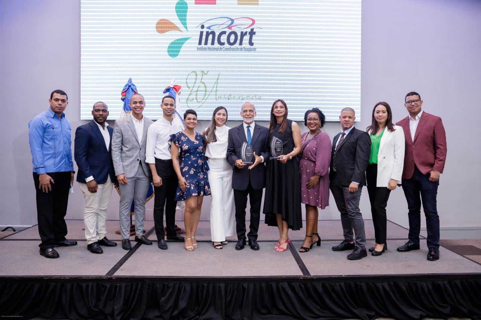 Equipo de Nefrología, anestesiología y cirugía de trasplante del CECANOT, quienes recibieron una placa como centro de mayor trasplantador de córneas en el país.