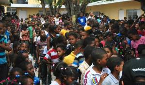 Fundouro realiza donaciones de útiles escolares