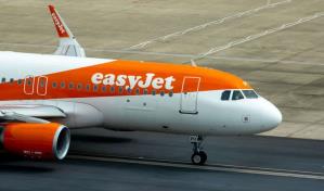Sorprenden a una pareja teniendo relaciones sexuales en el baño de un avión
