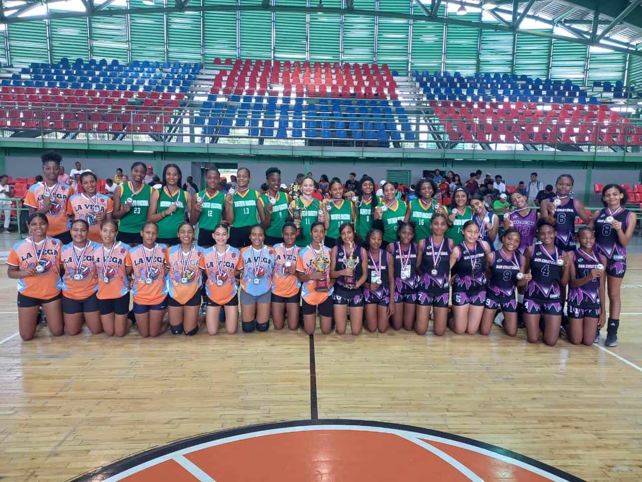 Integrantes de los equipos campeones del torneo de voleibol infantil femenino, celebrado en Higüey.