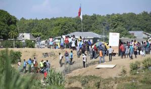 Haitianos avanzan construcción de canal, se observan varillas cerca el afluente del río Masacre