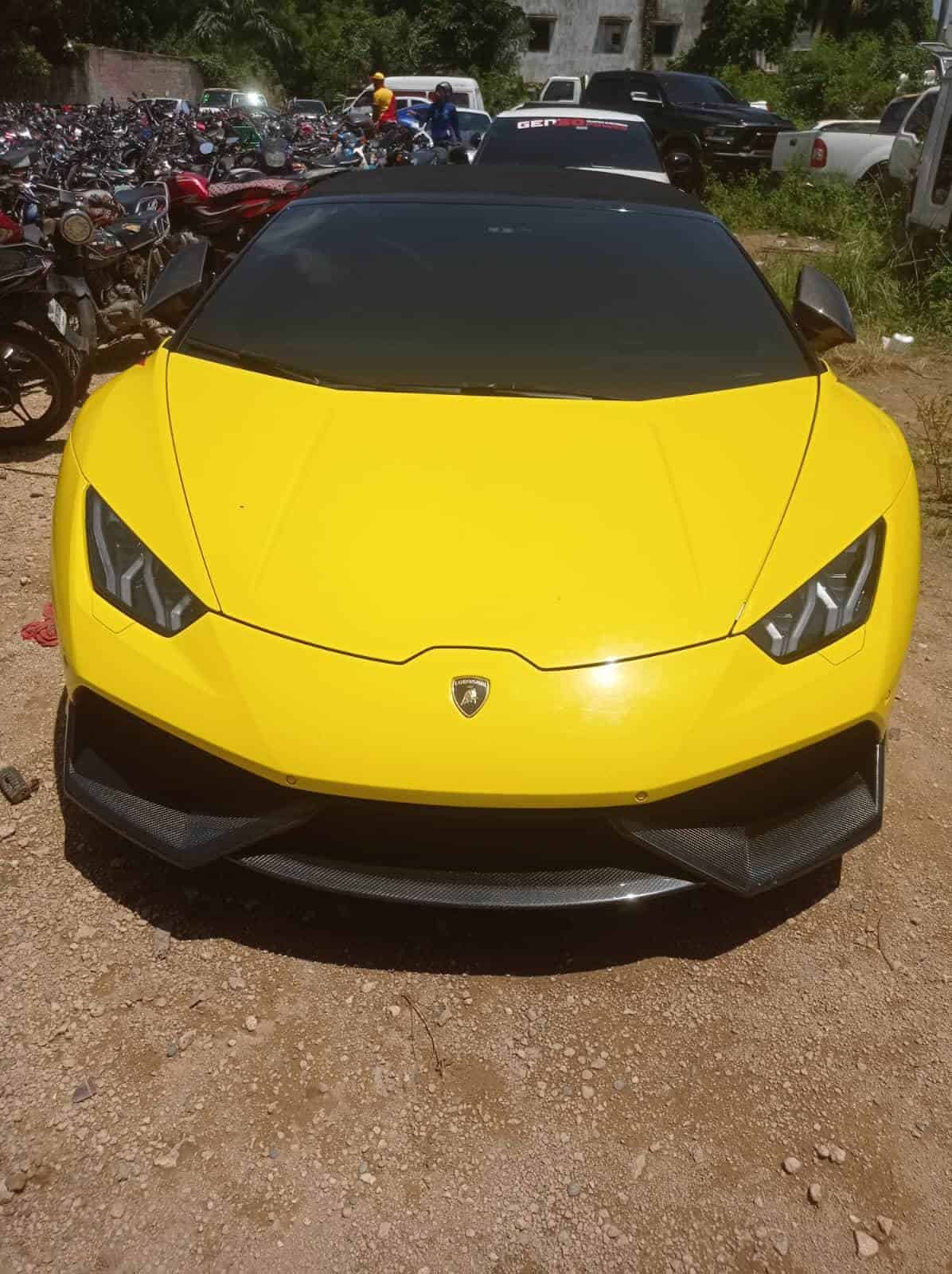 Vehículo de alta gama retenido.