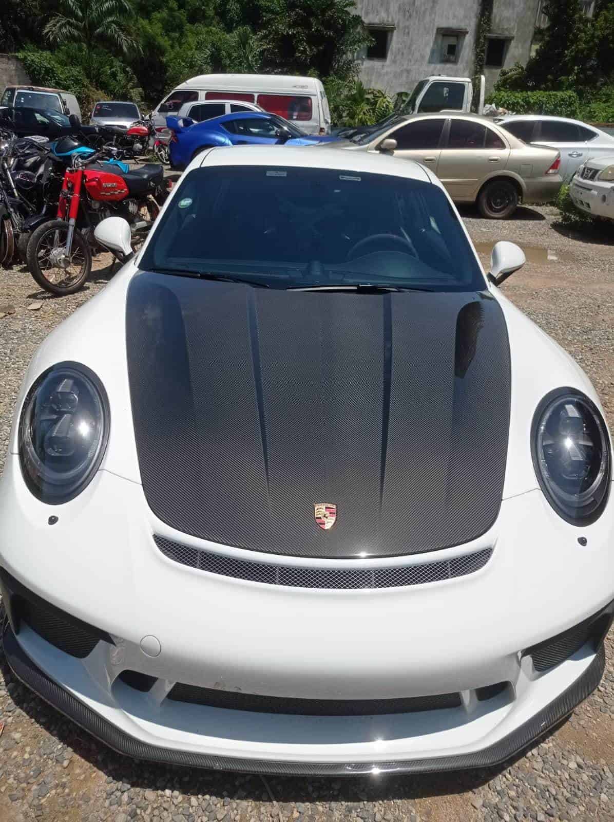 Vehículo de alta gama retenido.