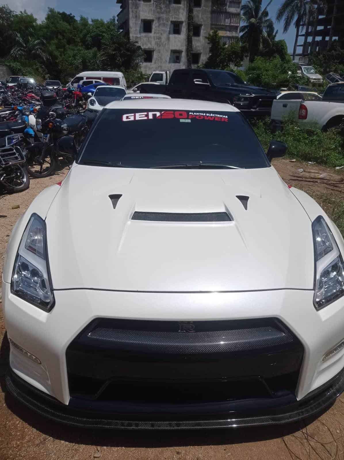 Vehículo de alta gama retenido.