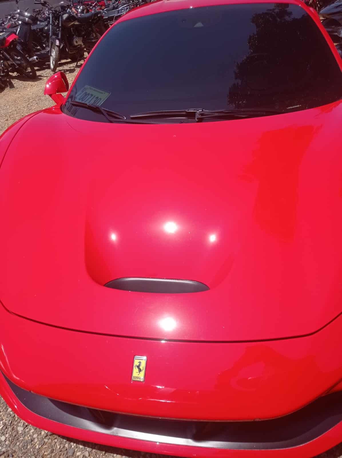 Vehículo de alta gama retenido.