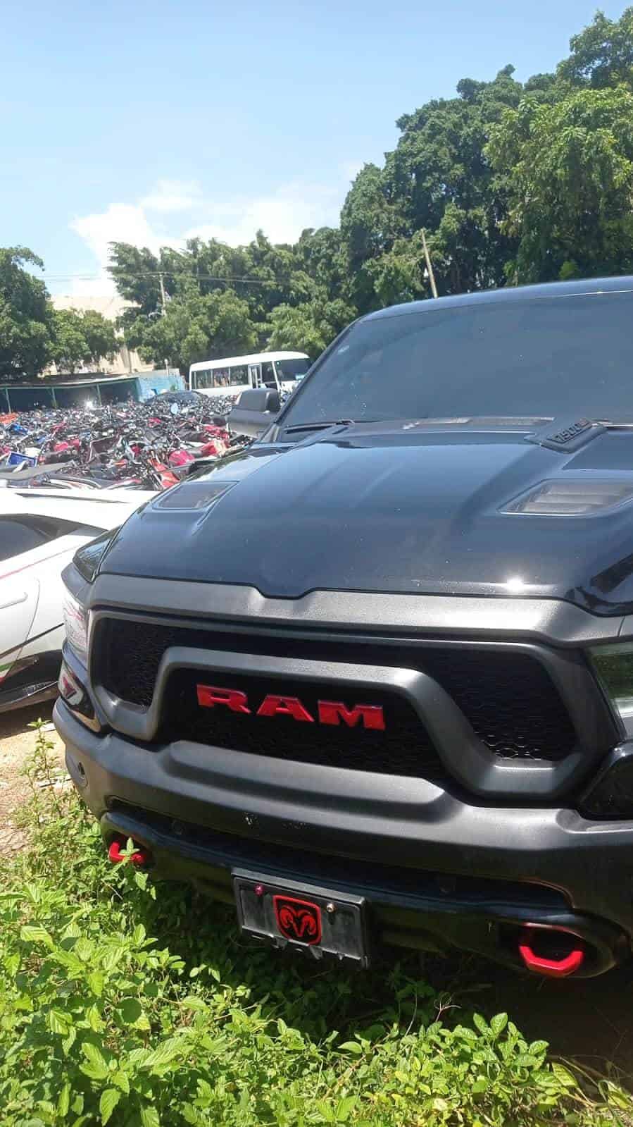 Vehículo de alta gama retenido.