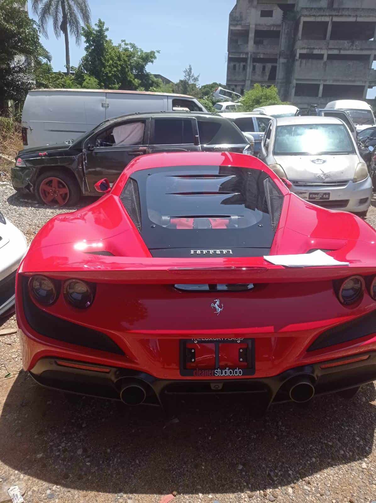 Vehículo de alta gama retenido.