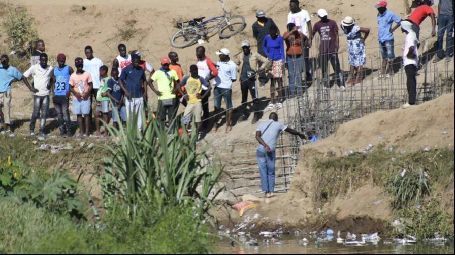 Video | Haitianos siguen pruebas del canal en el río Masacre