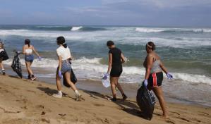 Miles de voluntarios se despliegan en Puerto Rico para recoger toneladas de basura