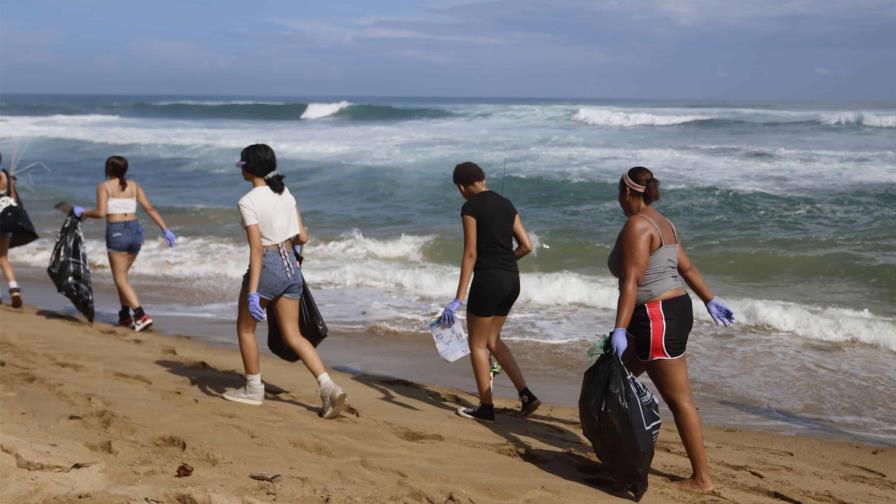 Miles de voluntarios se despliegan en Puerto Rico para recoger toneladas de basura