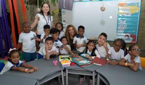 Shakira inaugura colegio y dice sentirse inspirada, aunque sin fecha para nuevo disco