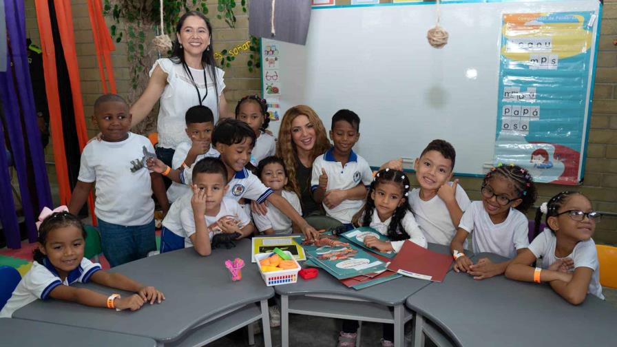 Shakira inaugura colegio y dice sentirse inspirada, aunque sin fecha para nuevo disco