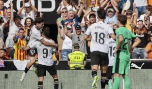 El Valencia golea por 3-0 al Atlético, que sufre su primer revés en la liga