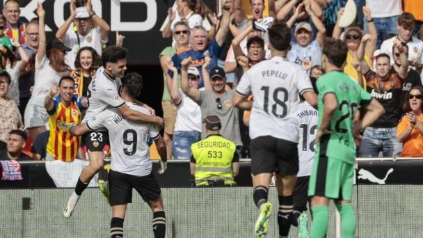 El Valencia golea por 3-0 al Atlético, que sufre su primer revés en la liga
