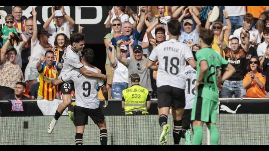 El Valencia golea por 3-0 al Atlético, que sufre su primer revés en la liga