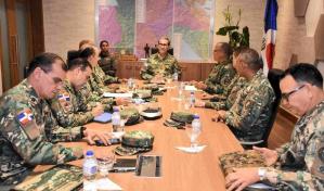 Ministro de Defensa regresa al país y se reúne con la plana mayor para revisar situación de la frontera