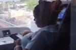 Video: Conductora, más atenta al celular que al tren del Metro que guía