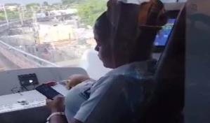 Video: Conductora, más atenta al celular que al tren del Metro que guía