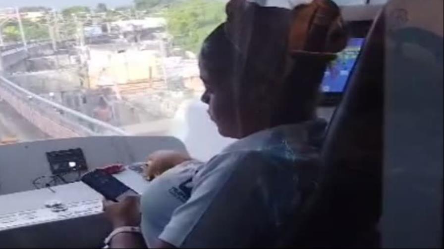 Video: Conductora, más atenta al celular que al tren del Metro que guía