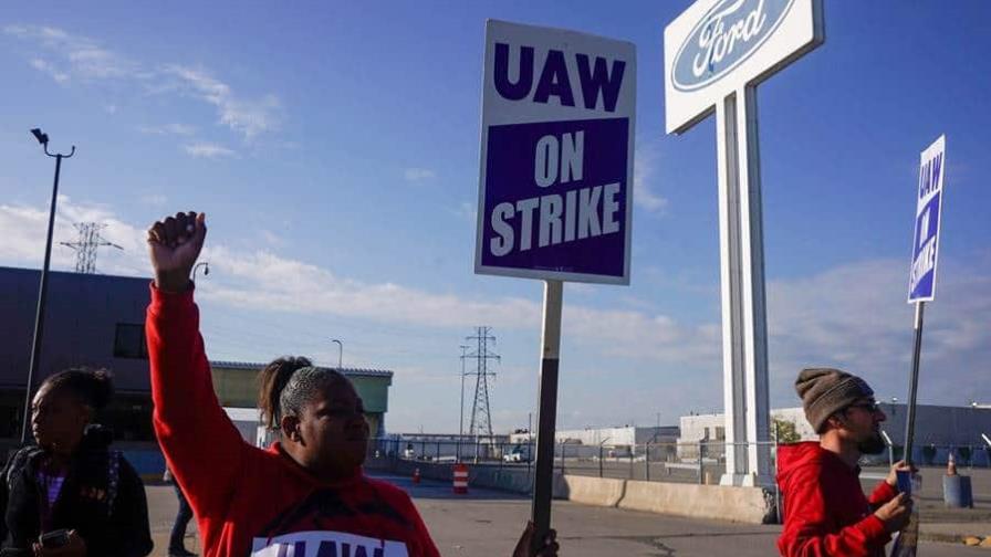 Ford y GM ponen temporalmente en paro a unos 500 trabajadores más en medio de huelga