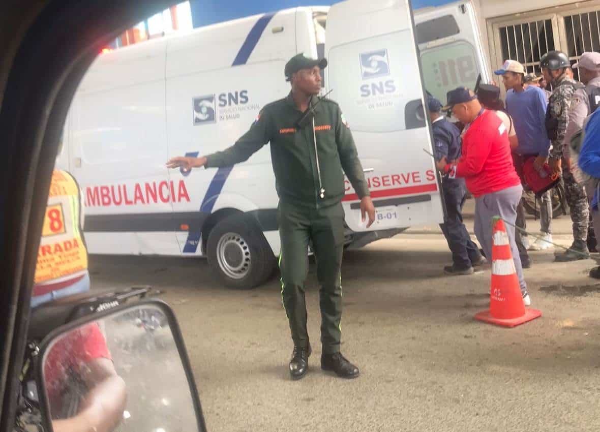 Una ambulancia del Servicio Nacional de Salud que llegó al lugar del incidente con los vagones del Metro de Santo Domingo Norte.