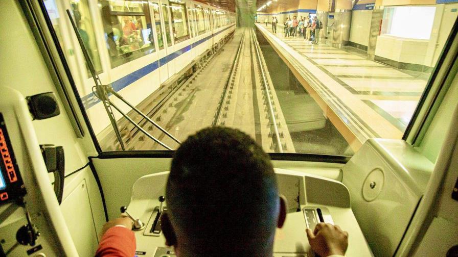 Manual de circulación del Metro prohíbe uso de celulares a conductores de trenes