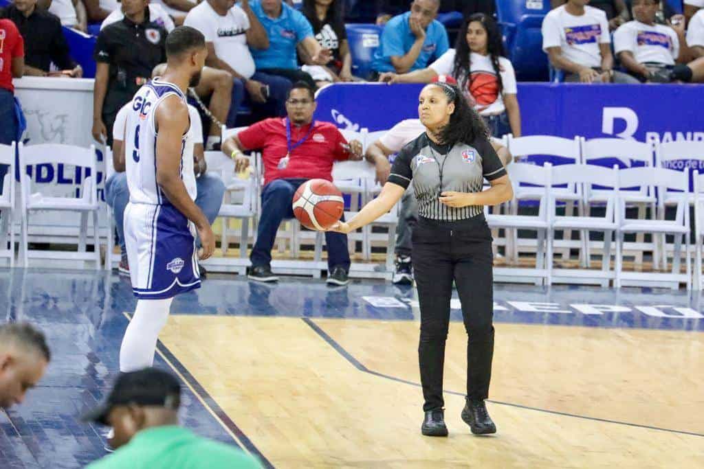 Paola Cuello, originaria de Santiago, es una árbitro con gafete FIBA que ha pitado en torneos internacionales.