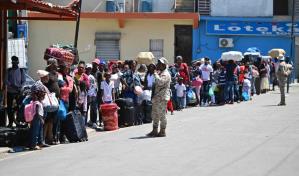 Segundo día de cierre de la frontera matizado por éxodo masivo haitianos hacia su país