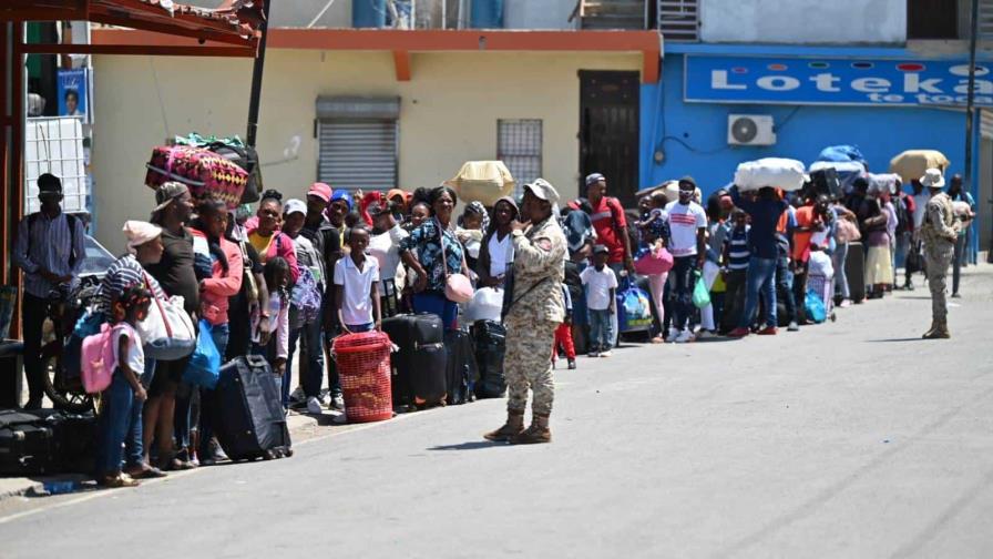 Segundo día de cierre de la frontera matizado por éxodo masivo haitianos hacia su país
