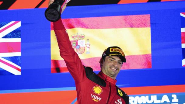 Sainz gana el GP de Singapur y rompe las rachas de Verstappen y Red Bull