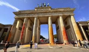 Activistas climáticos vandalizan Puerta de Brandeburgo en Berlín