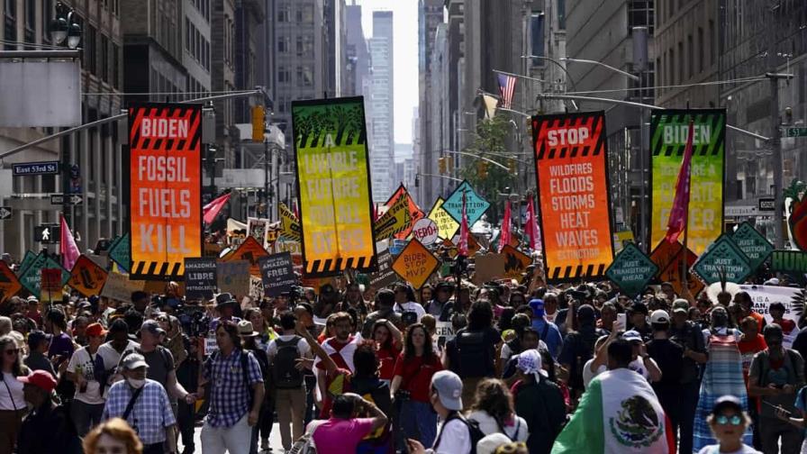 Decenas de miles protestan en EEUU previo a cumbre climática