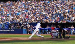 Devers voló la verja, pero Boston volvió a caer en Toronto